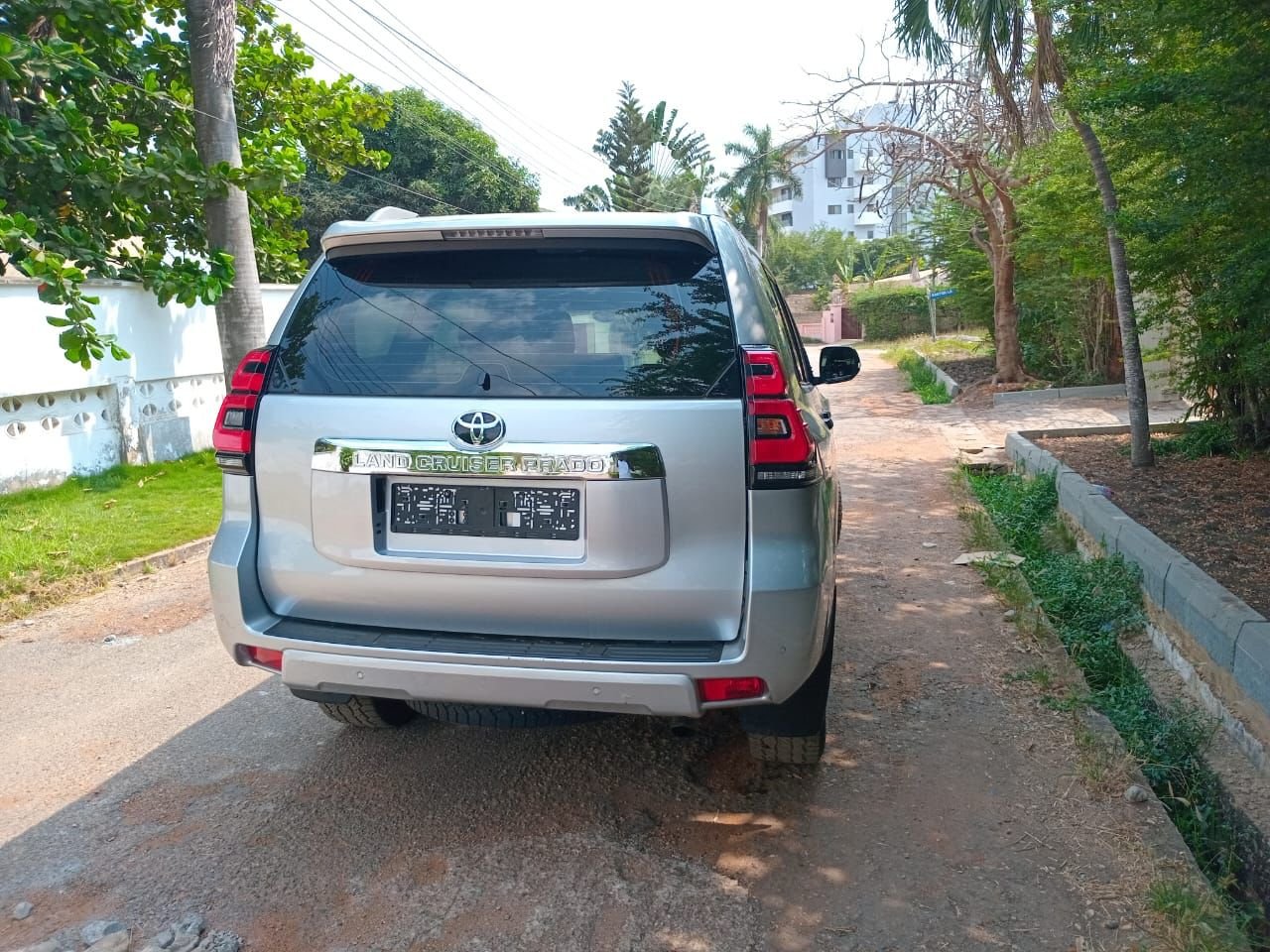 
								Toyota Land Cruiser Prado full									