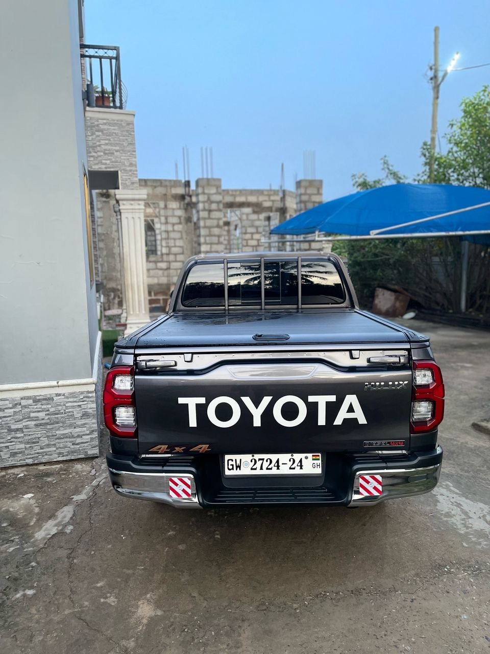 
								Toyota Hilux 2022 full									